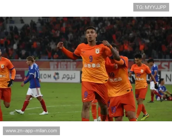 球员在中超赛场上凭藉速度优势完成突破，中超入籍球员